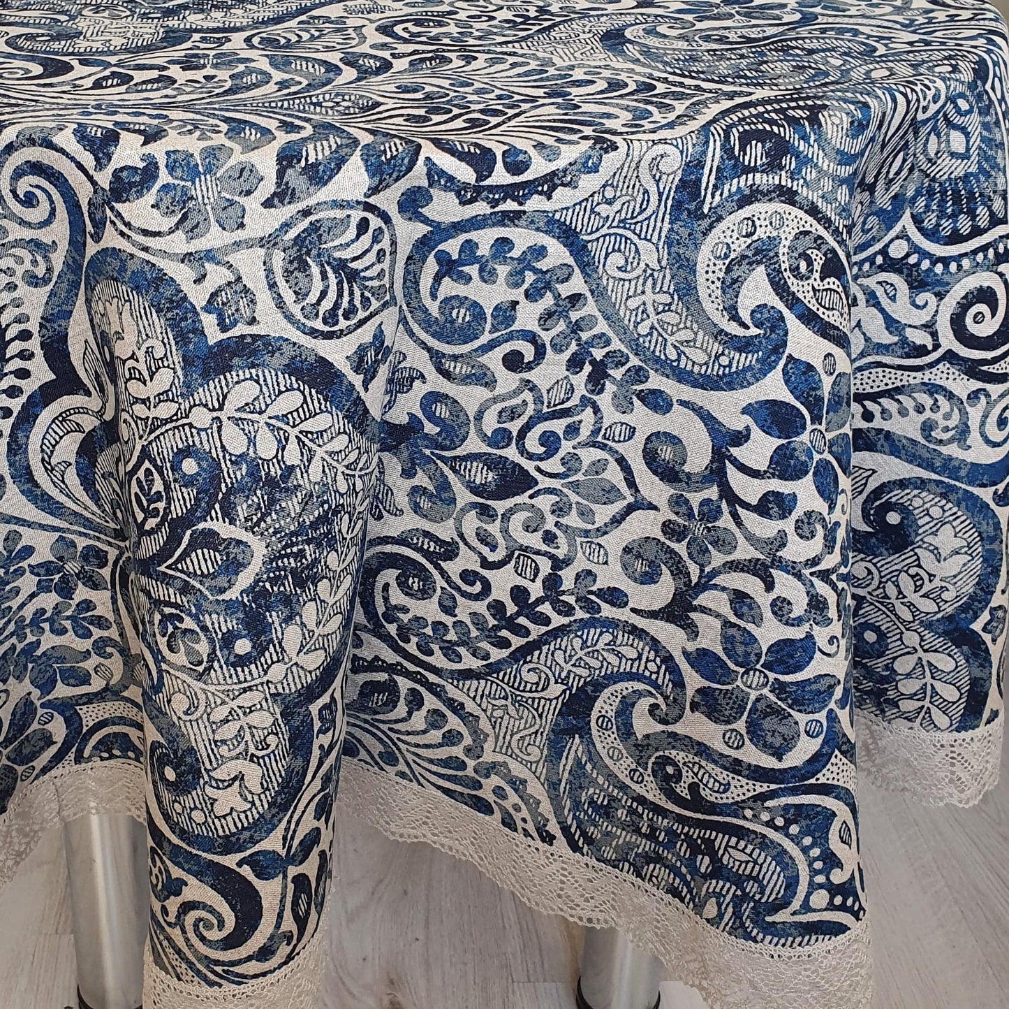 Round tablecloth with lace LINDA - Linen4me