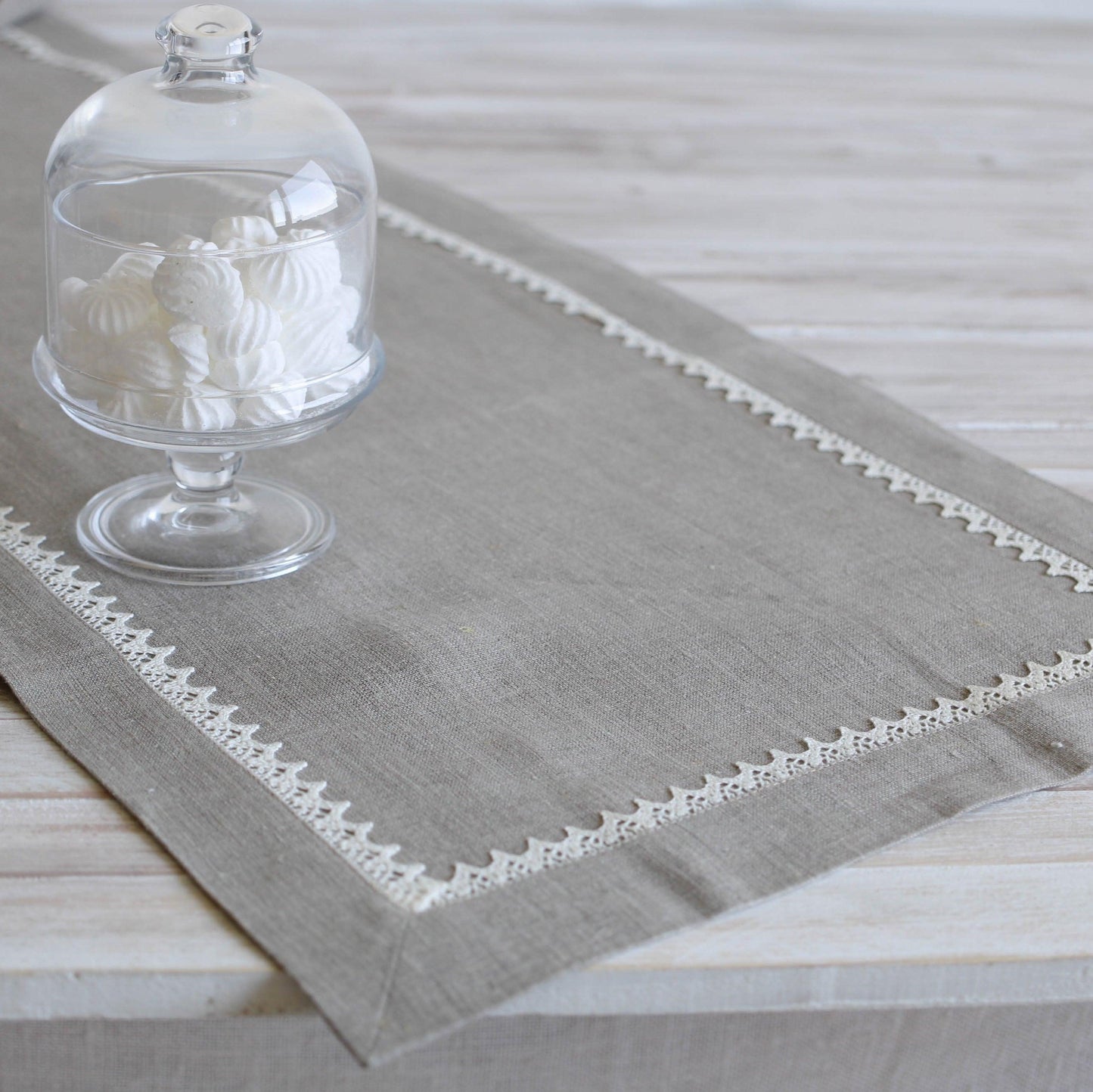 Table runner with lace CAMILLA - Linen4me