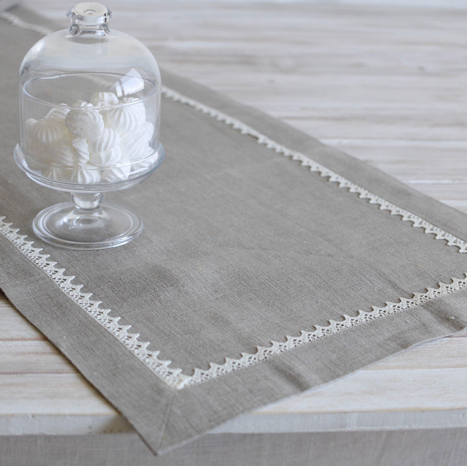 Table runner with lace CAMILLA - Linen4me