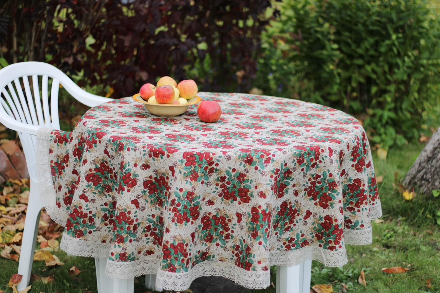 Round tablecloth with lace COWBERRY - Linen4me