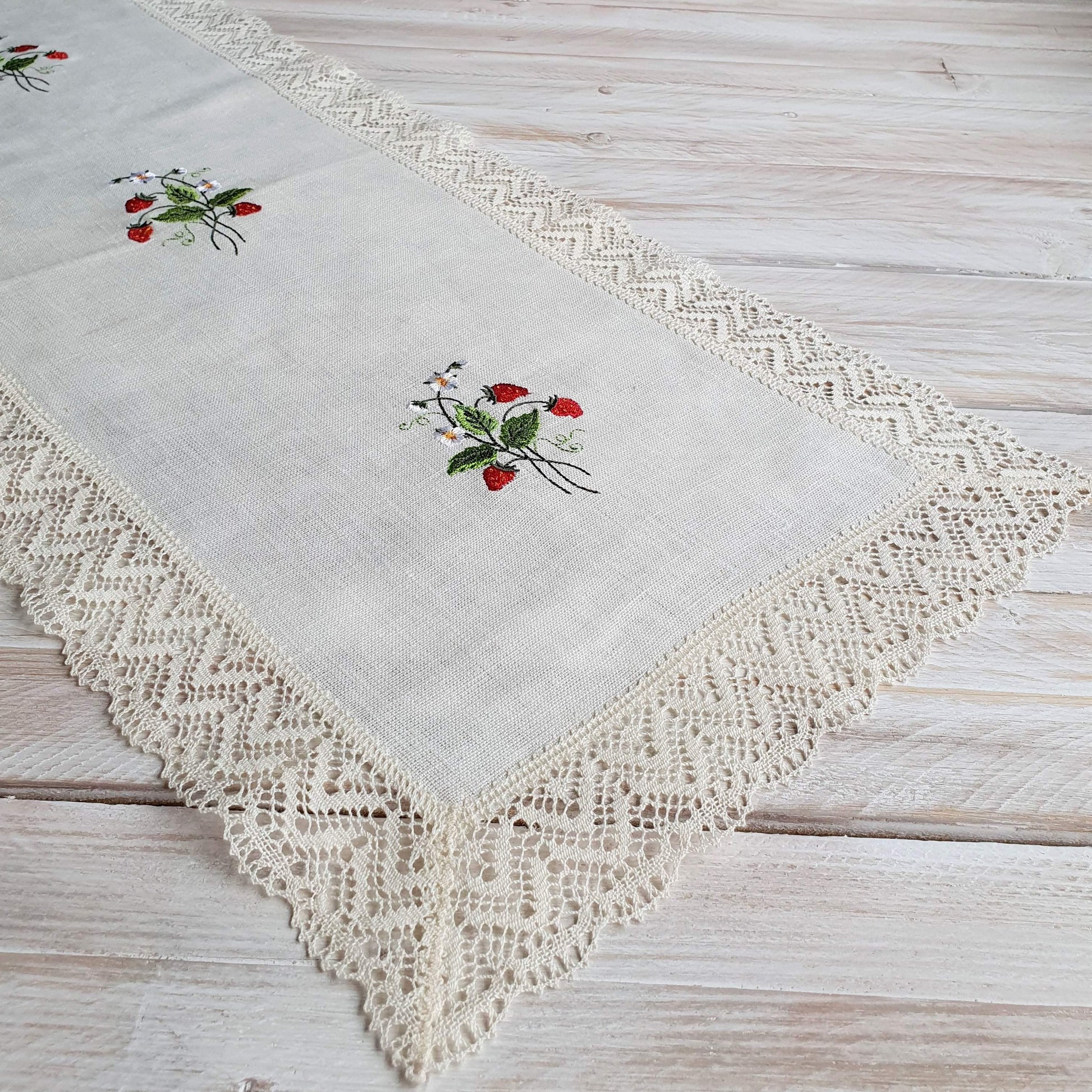 Table runner with embroidery STRAWBERRY - Linen4me