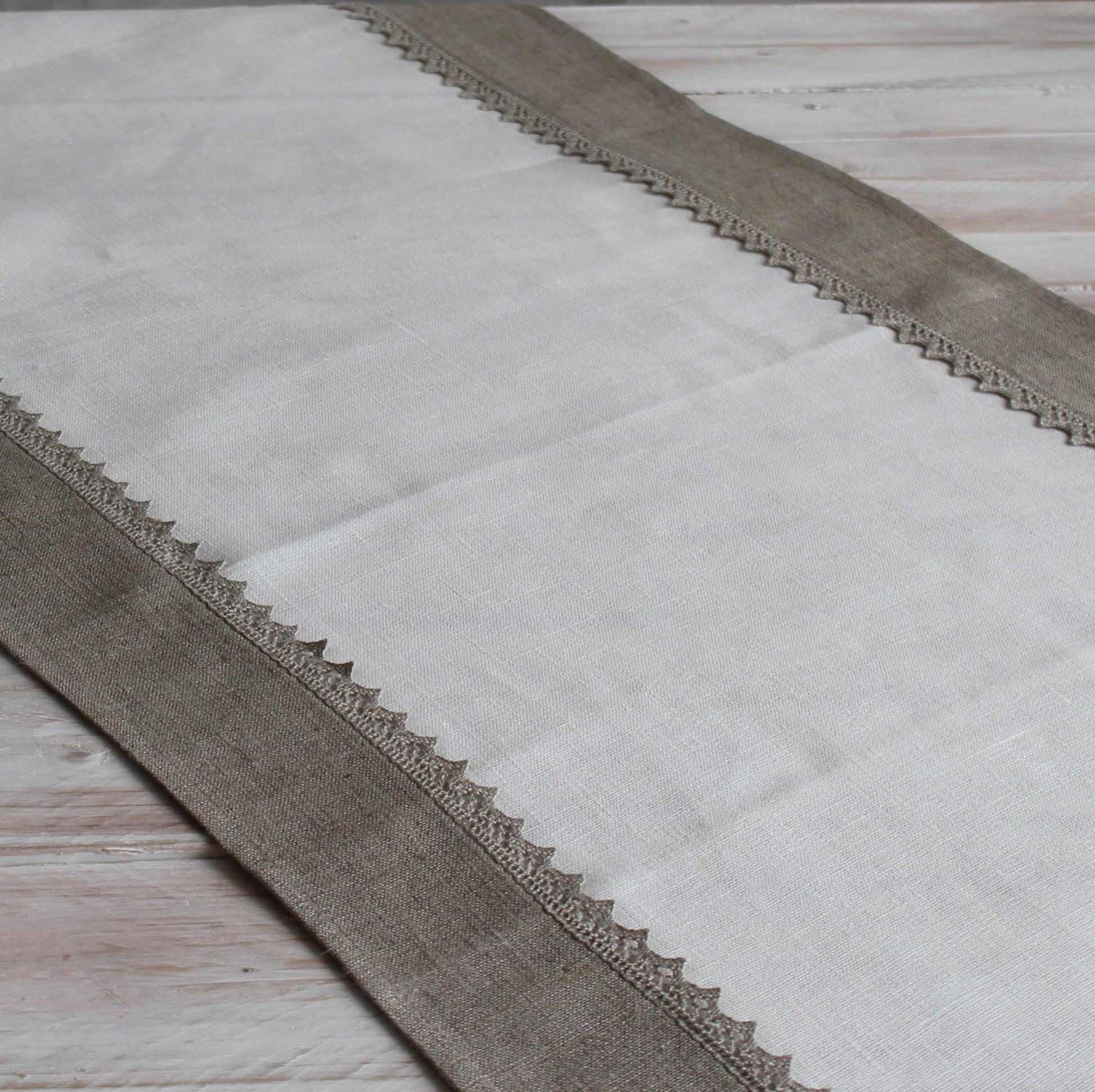 Table runner with lace NATALIE - Linen4me