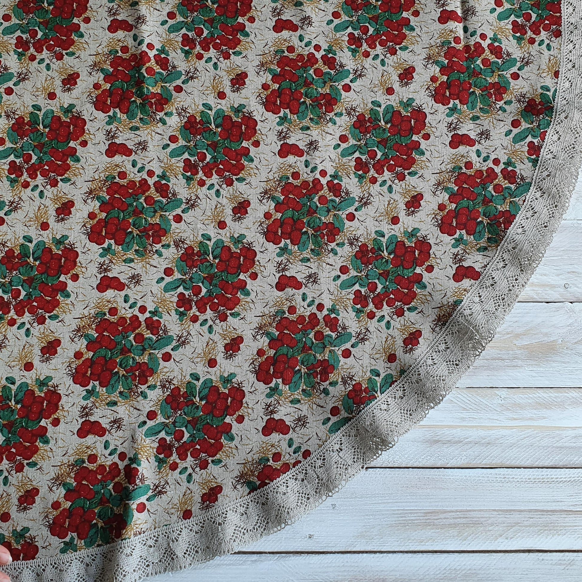 Round tablecloth with lace COWBERRY - Linen4me