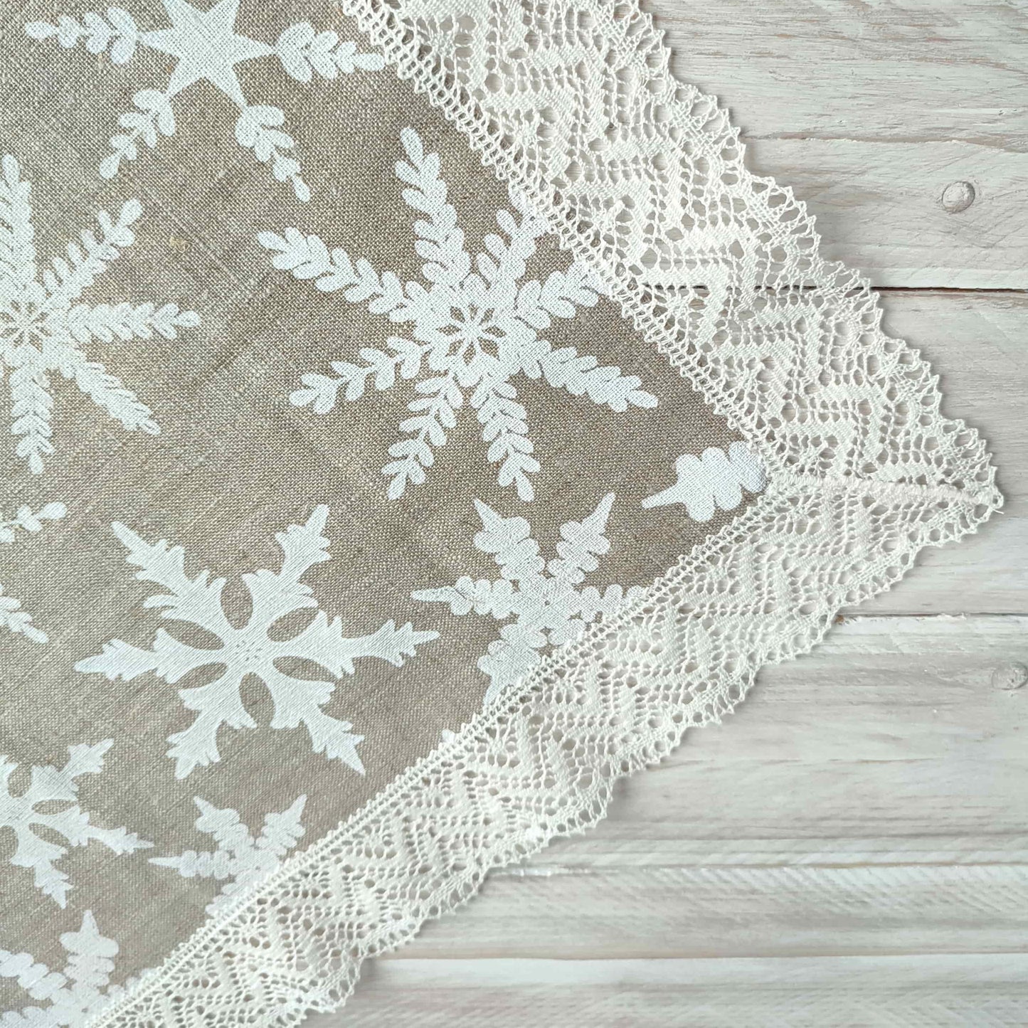 Table runner with lace SNOWFLAKE