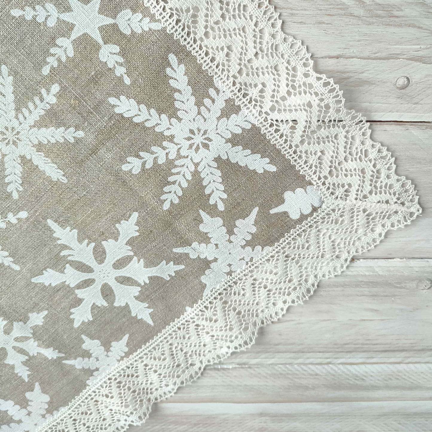 Table runner with lace SNOWFLAKE - Linen4me