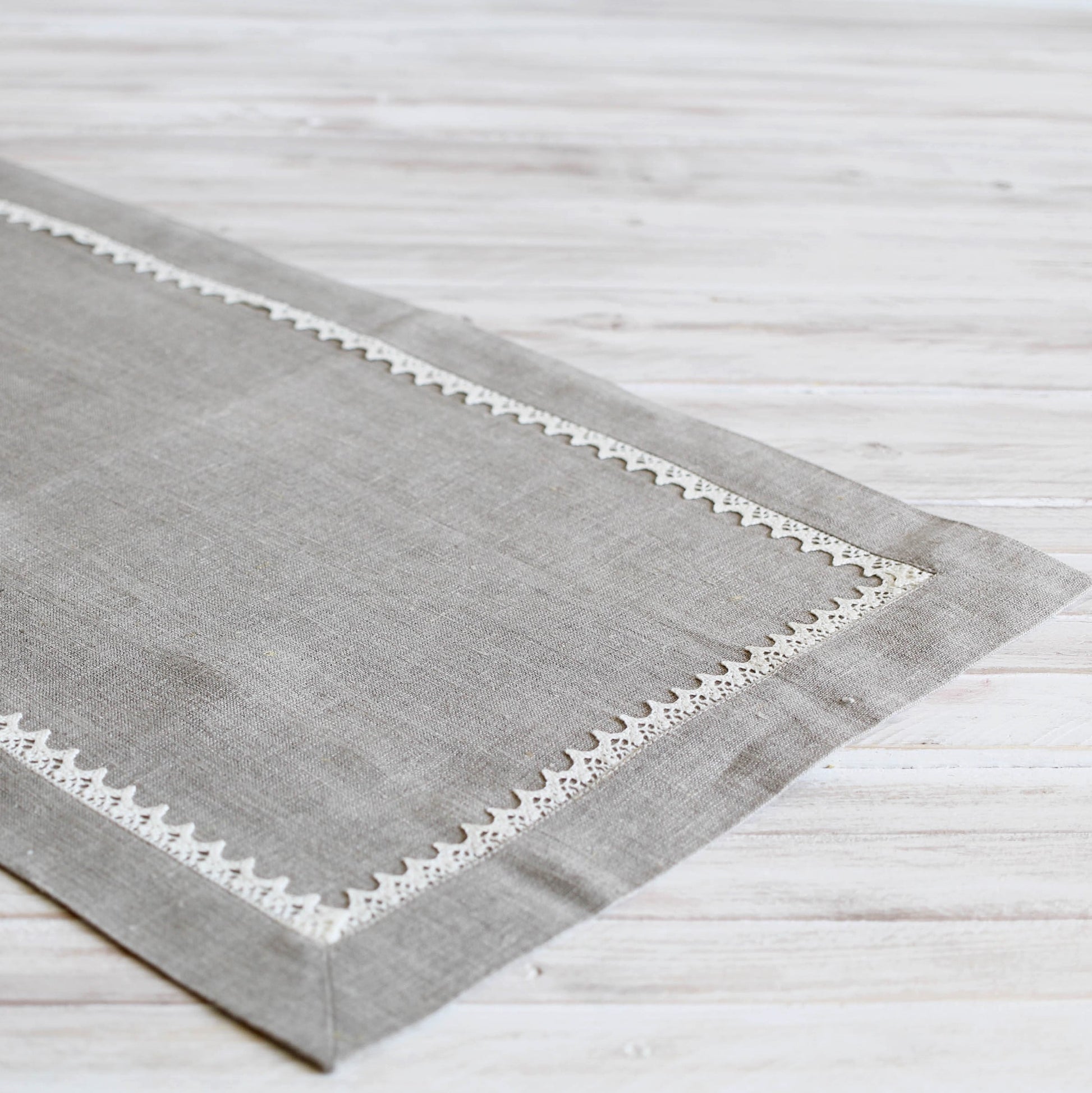 Table runner with lace CAMILLA - Linen4me