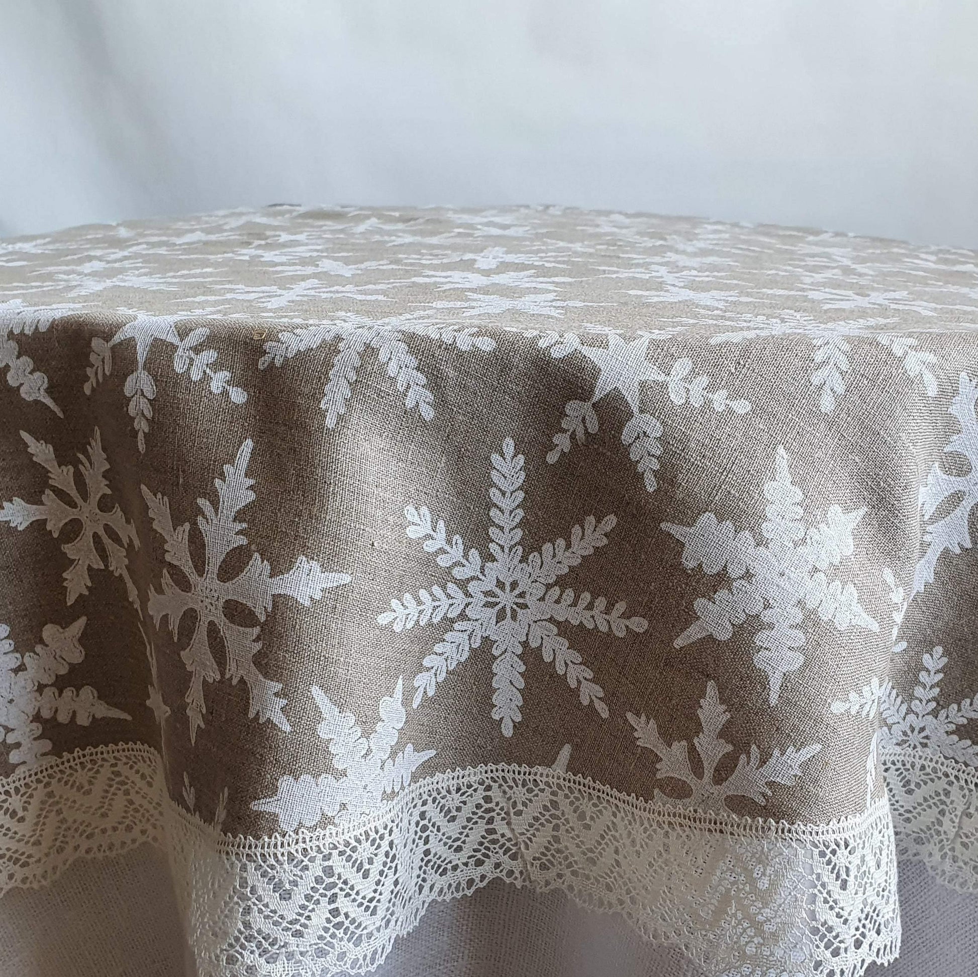 Round tablecloth with lace WINTER - Linen4me