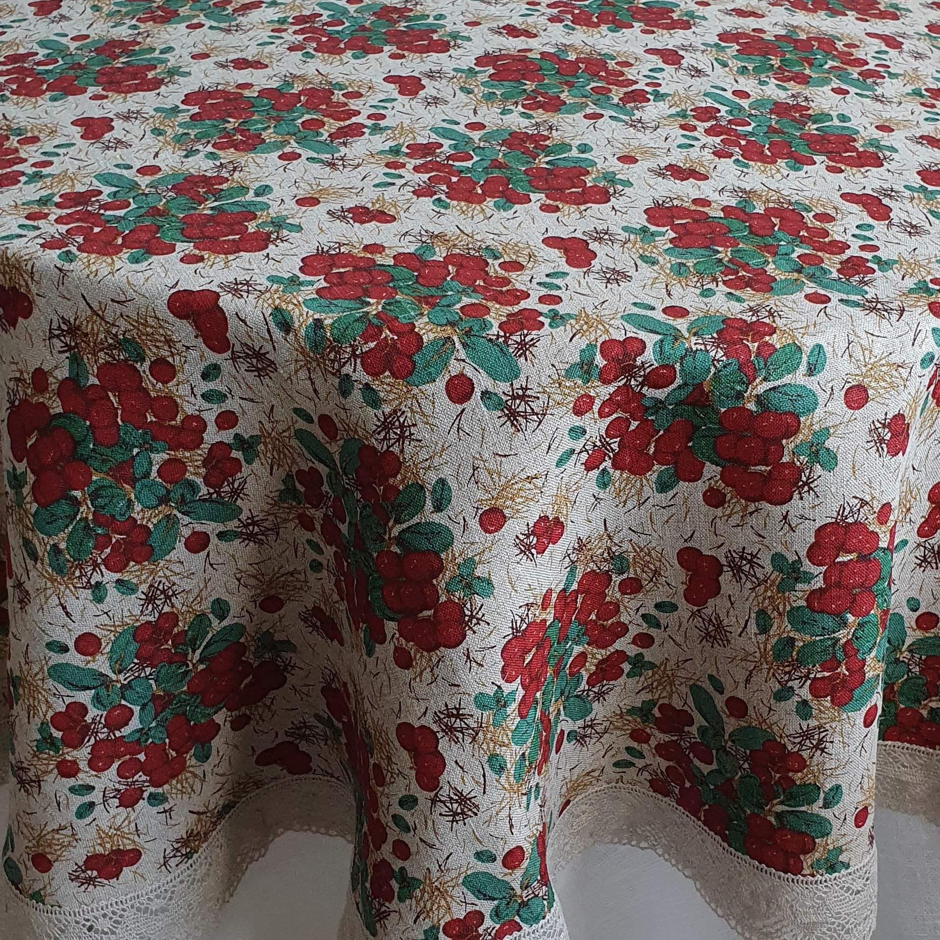Round tablecloth with lace COWBERRY - Linen4me